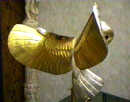 LA CHOUETTE D'OR de Michel BECKER - réalisée en or massif, argent massif et pierres précieuses Vue du dos de la chouette